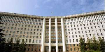 Тысячи протестующих вышли под здание парламента Молдавии, требуя справедливости и законности