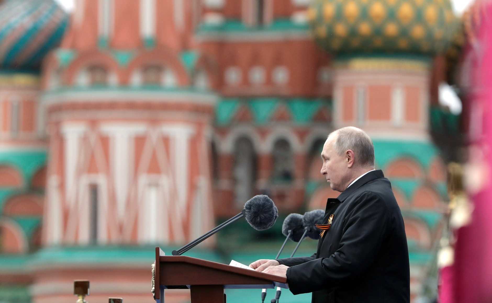 Владимир Путин уже прибыл на Красную площадь и выступает с трибуны
