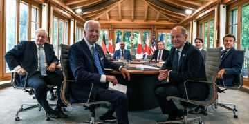 Лидеры G7 предложили снять свои костюмы, чтобы показать, что они круче Путина