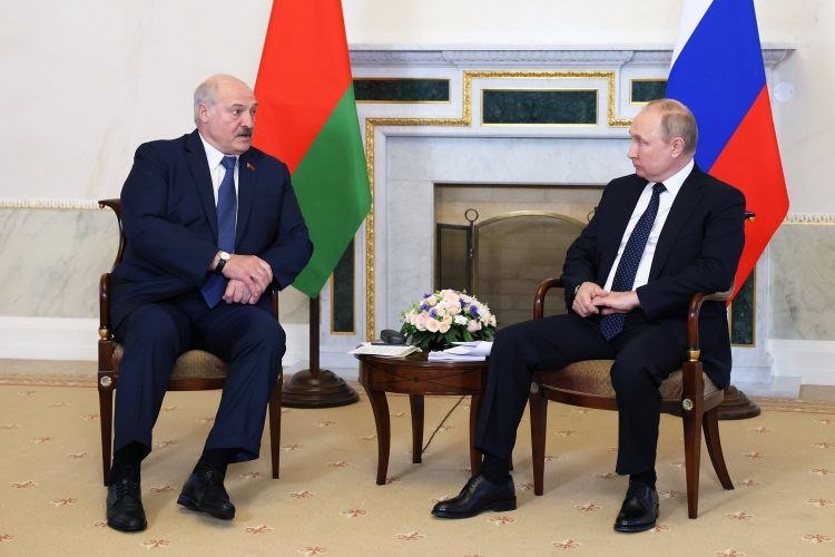Путин согласился поставить Лукашенко тактические комплексы "Искандер-М"