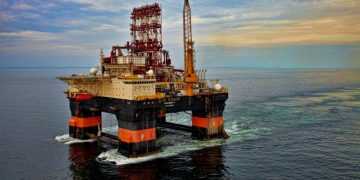 ВСУ снова нанесли удар по буровой платформе России в Черном море