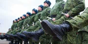 В Госдуме предложили дать возможность выпускникам школ заключать контракт с ВС России