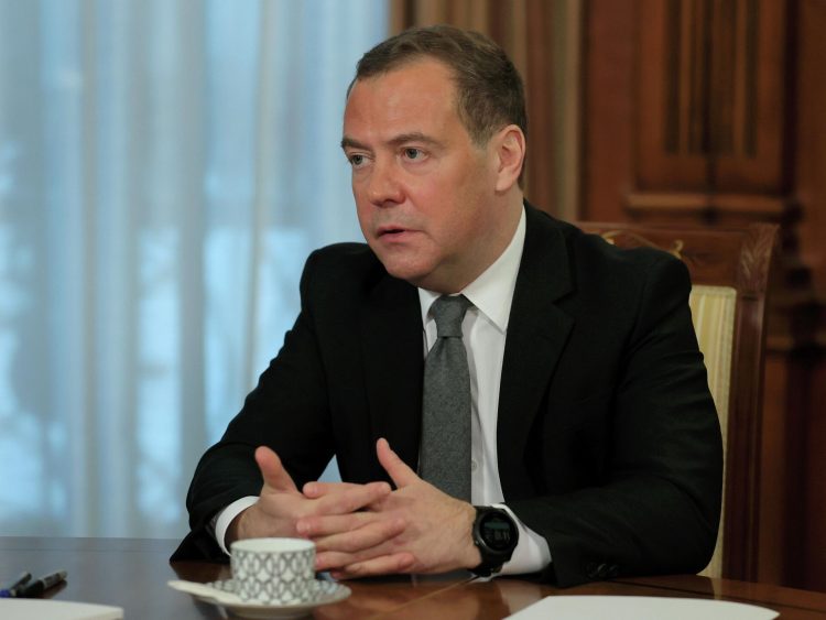 Медведев назвал позицию США по действиям ВС России в Украине лаем псов войны