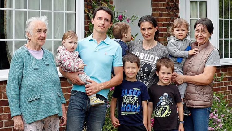 семья украинских беженцев с пятью детьми