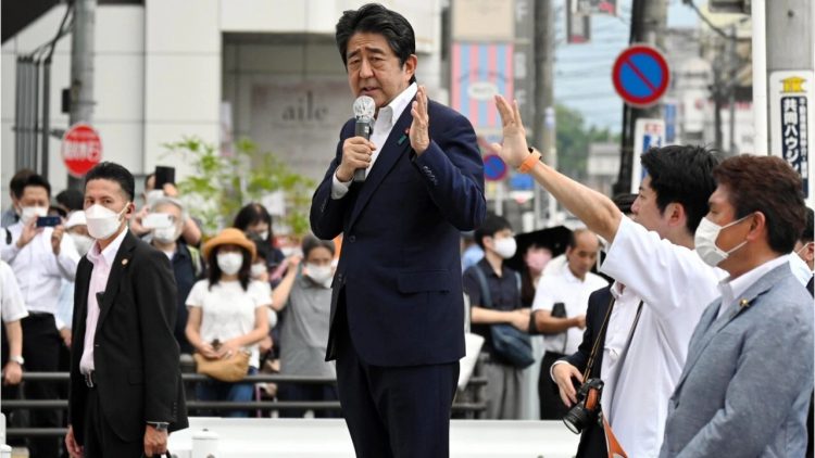 Экс глава парламента Японии Абэ погиб от рук нападавшего