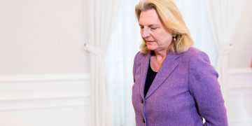 Экс-глава МИД Австрии покинула страну из-за угроз за пророссийскую позицию