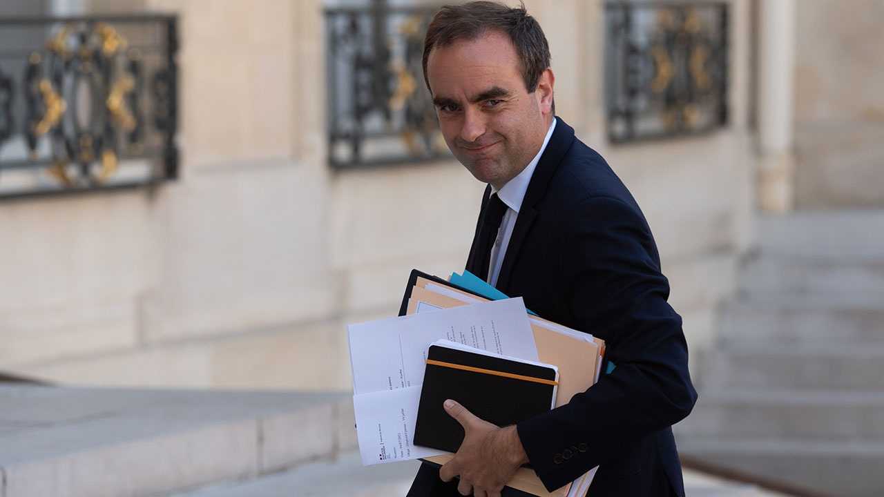 Глава Минобороны Франции Лекорню заявил, что не готов разрывать контакты с силовиками из РФ
