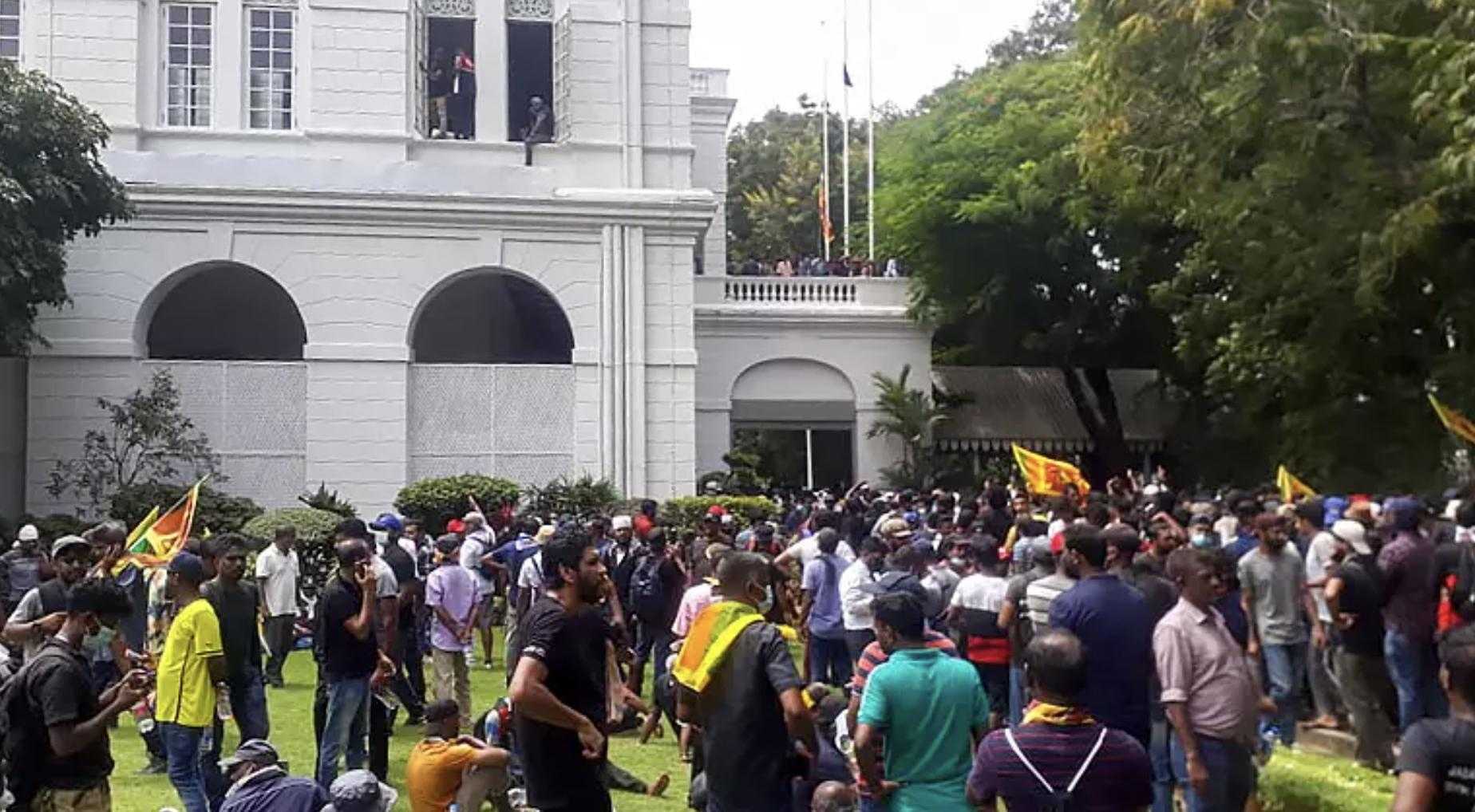 Президент Шри-Ланки бежал из своей резиденции, так как ее захватили протестующие
