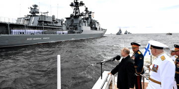 Путин посетил празднование дня ВМФ России в Кронштадте, впервые показали подлодку "Белгород"