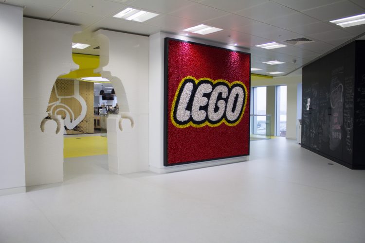 Компания LEGO уходит из российского рынка