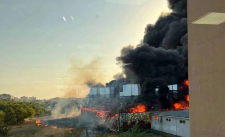 Рынок в городе Волжском Волгоградской области практически полностью уничтожен пожаром