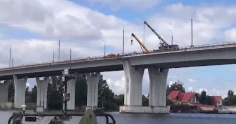 ВСУ вновь обстреляли Антоновский мост в Херсоне, есть погибшие