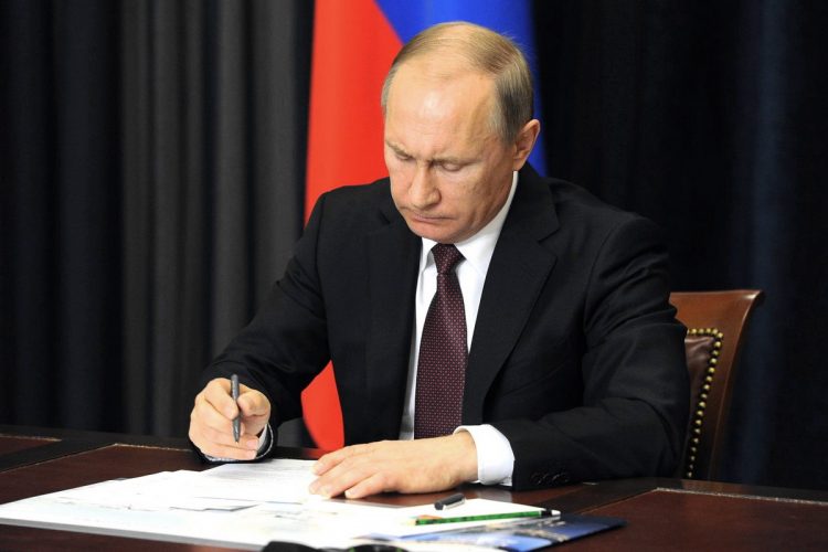 Путин подписал указ о поддержке беженцев, выплате 10 000 рублей помощи школьникам в ДНР, ЛНР и освобожденных территориях
