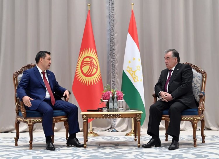 Президенты Киргизии и Таджикистана договорили на конференции ШОС отвести войска от границы