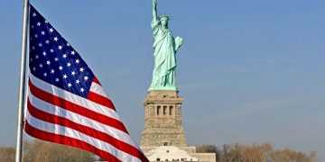 Эксперт Джей Шурк сообщил, что США медленно превращается в банановую республики