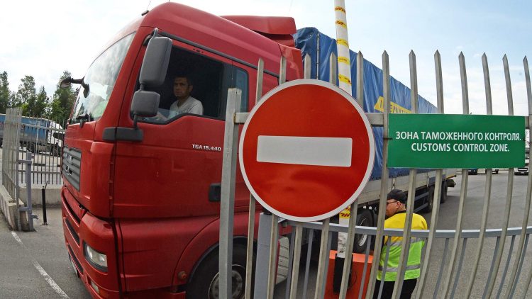 Российские грузовики и составы с товарами из ЕС задержали в Казахстане