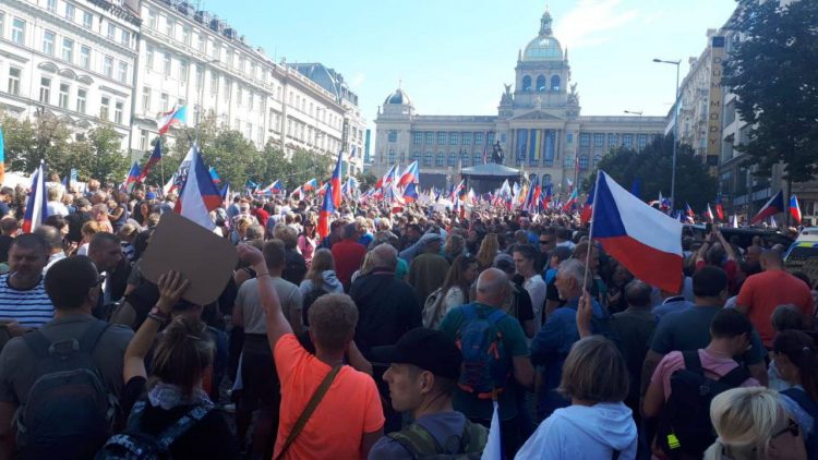 Антиправительственная демонстрация сейчас проходит в центре Праги