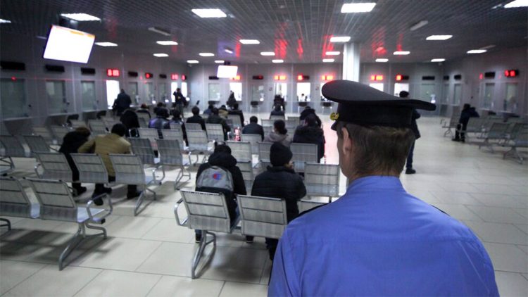 Собянин сообщил, что в миграционном центре "Сахарово" организуют прием иностранных граждан в ВС РФ