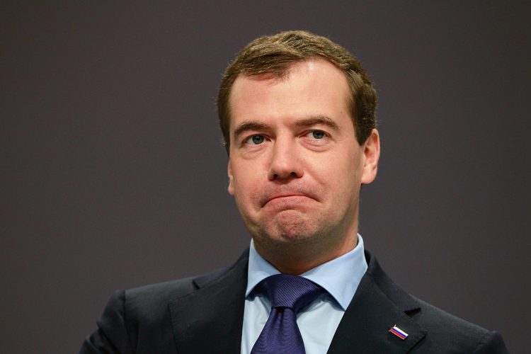 Медведев отреагировал на слова Шольца об РФ, как ненадежном поставщике газа