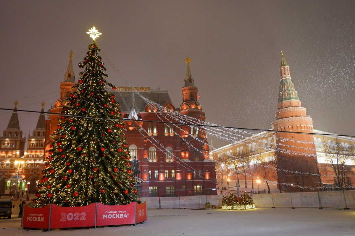 Новогодняя елка площадь. Елка в Москве 2022 на красной площади. Елка на красной площади 2024 в Москве. Главная ёлка страны в Москве. Новогодняя елка на красной площади.