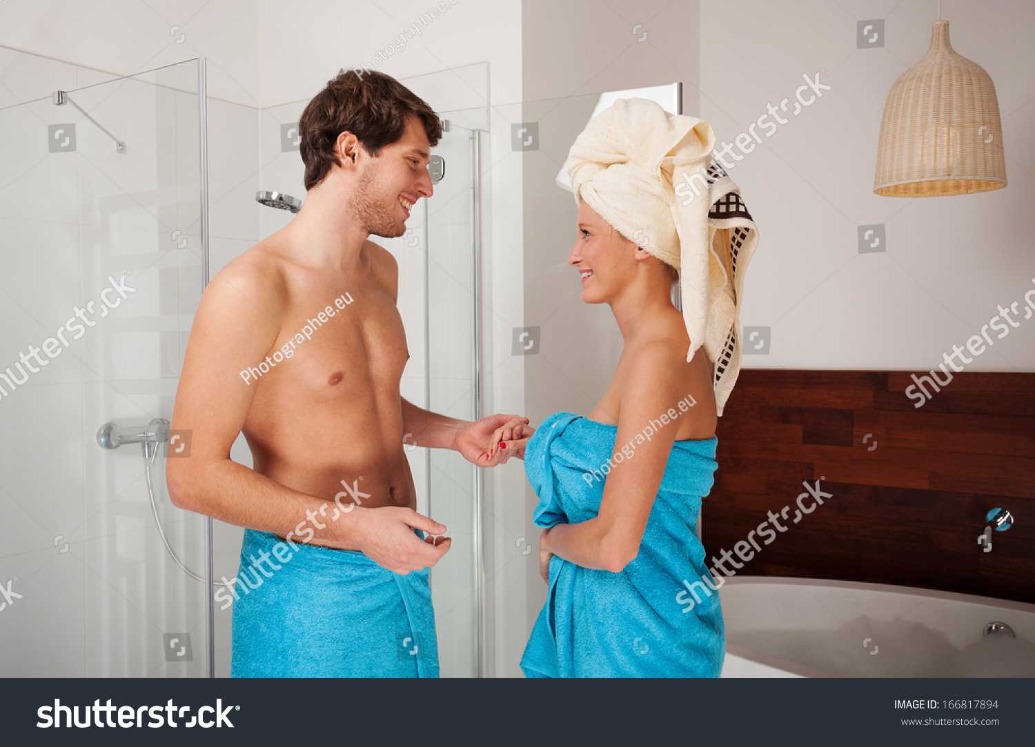 парень трахает мачеху в ванной фото 87