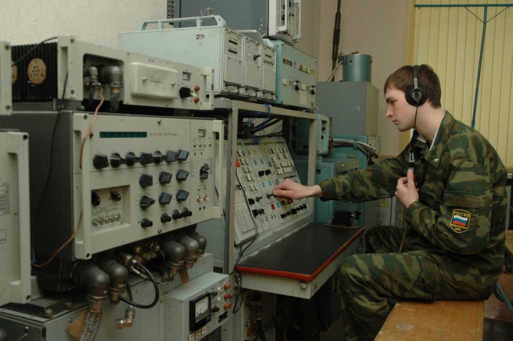 Обслуживание радиостанции. Радиостанция р-161 а2м стационарная. Радиостанция КШМ Р-419. Армейская радиостанция дальней связи стационарная. Пульт управления радиостанции р-161а2.