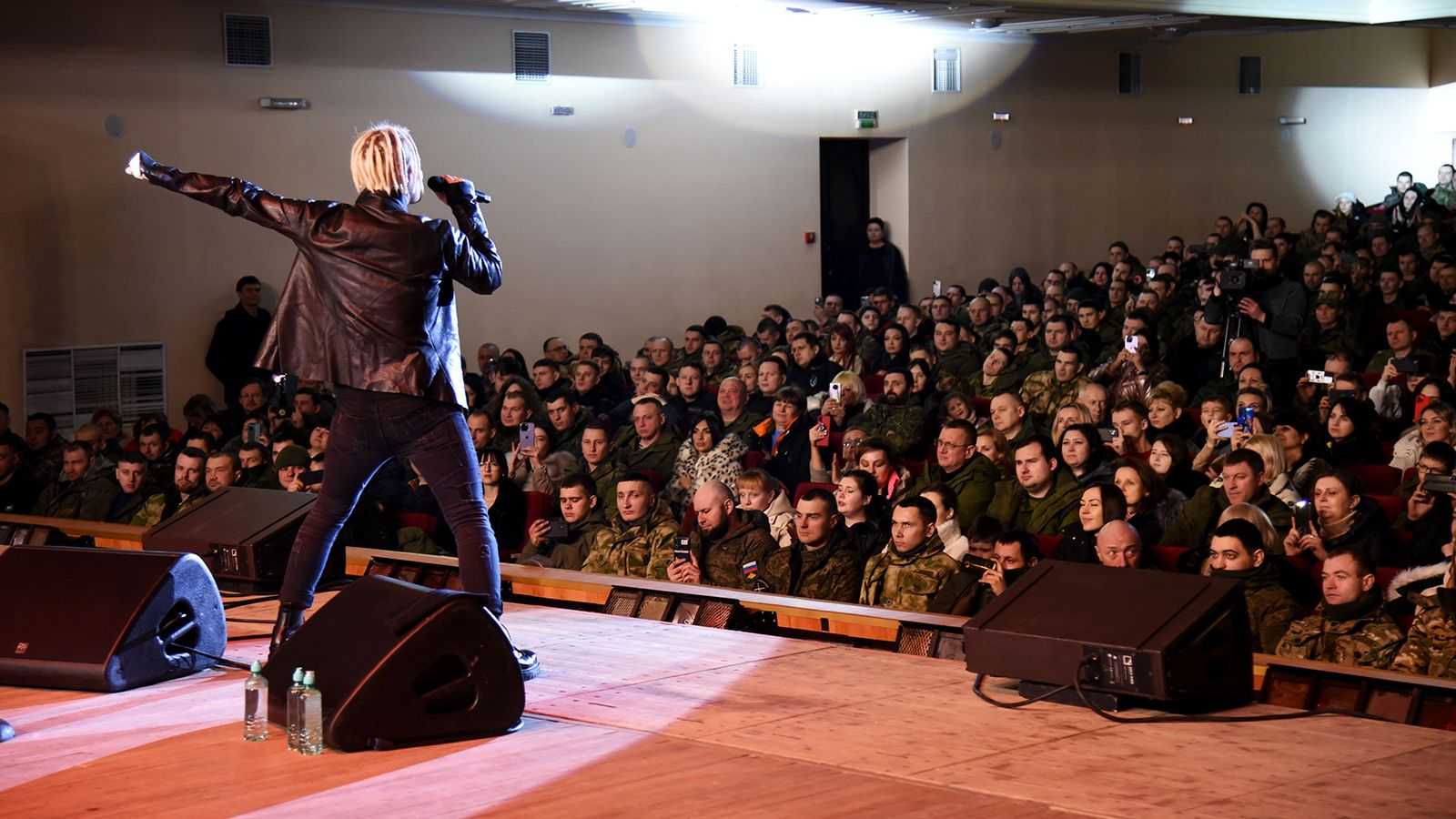 Шаман начало концерта. Shaman (певец). Шаман на Донбассе концерт 2023. Концерт.