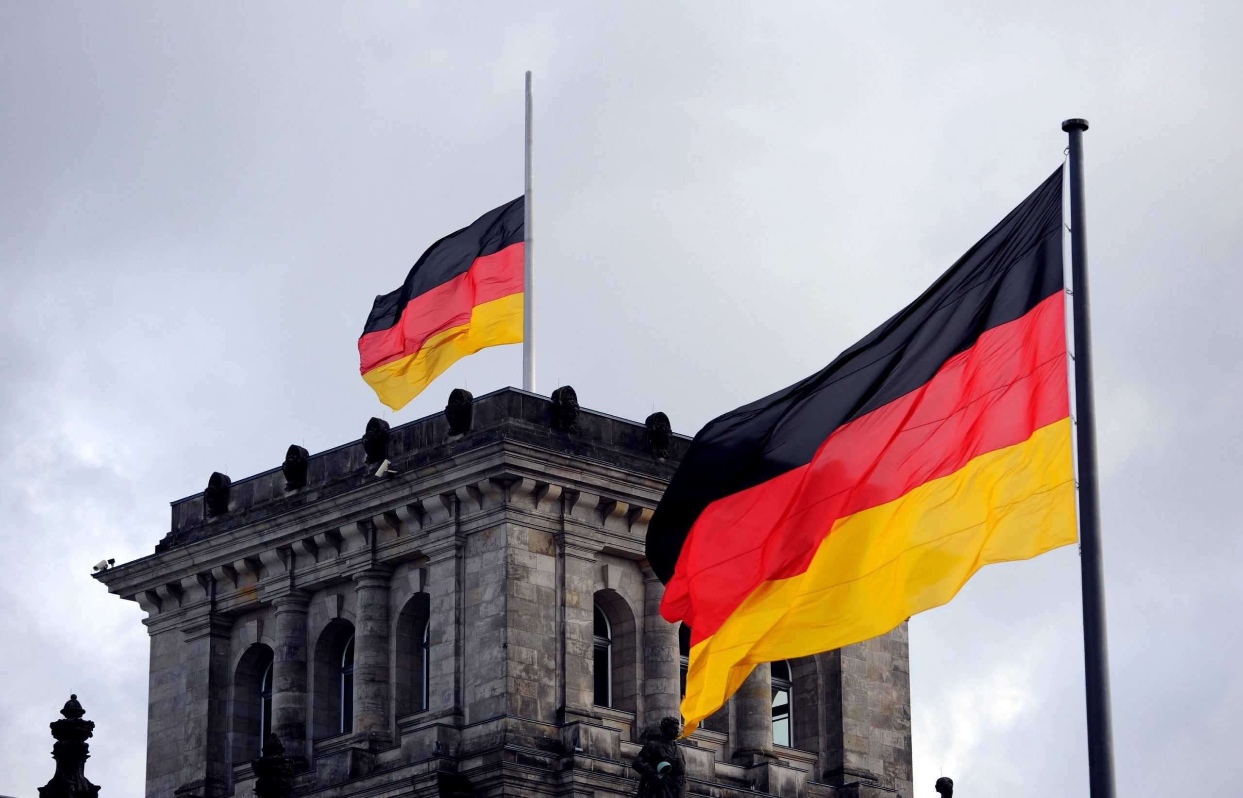 Германия дипломатические отношения. Флаг ФРГ над Бундестагом. Федеративная Республика Германия. Германия флаг правительство. Федеративная Республика Германия 2022.