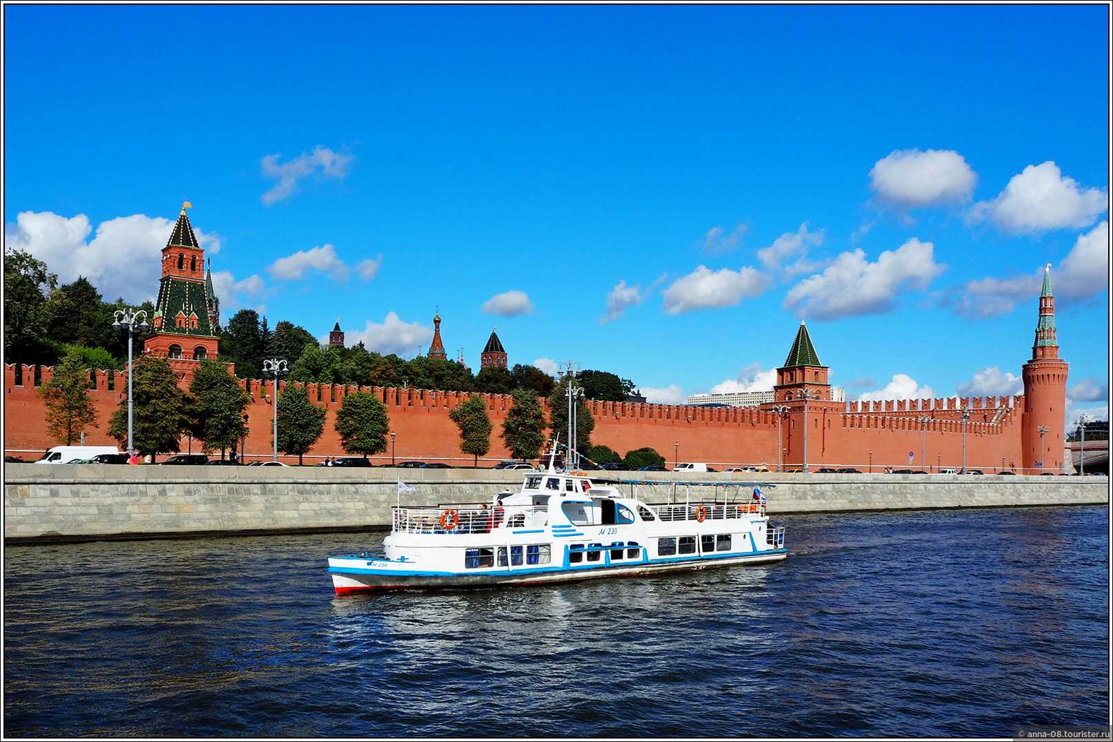 Речные прогулки москва. Прогулка по Москве-реке на теплоходе. Теплоход Москва река. Теплоходная прогулка по Москве реке. Речная прогулка на теплоходе по Москве реке.