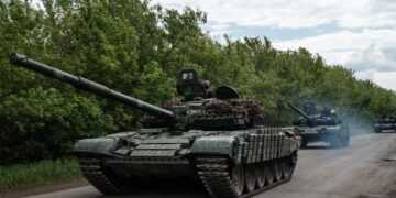 Ukrainian main battle tanks drive on a road near Bakhmut, eastern Ukraine, on May 15, 2022, amid the Russian invasion of Ukraine. (Photo by Yasuyoshi CHIBA / AFP)