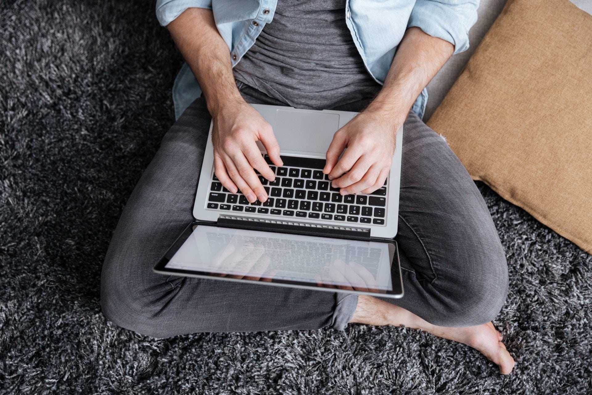 Ноутбук для дома 2023. Компьютер ноутбук. Ноутбук руки. Человек с ноутбуком. Мужчина с ноутбуком.