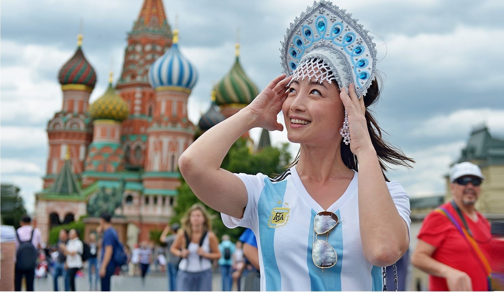 Там среди русских. Иностранные туристы в России. Въездной туризм. Иностранные туристы в Москве. Иностранцы на красной площади.
