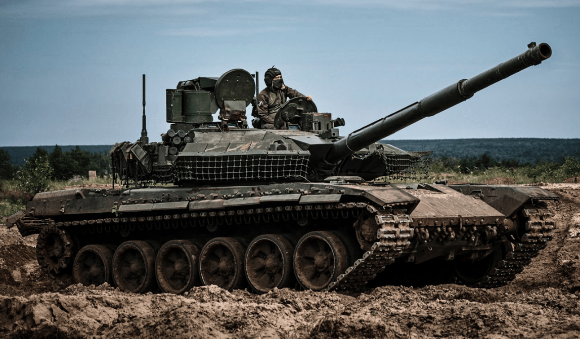 «Уралвагонзавод» отправил для Минобороны два эшелона танков Т-72БЗМ и Т-90