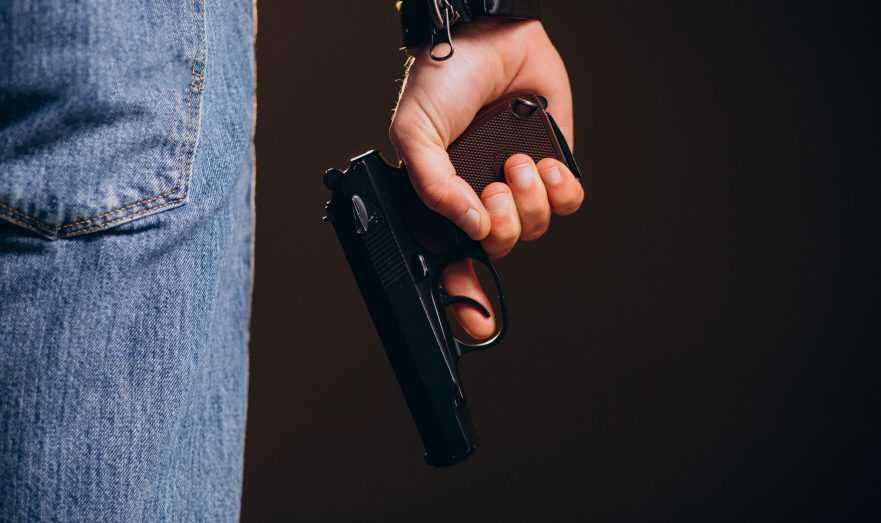 В Екатеринбурге школьник с игрушечным пистолетом держит в страхе жителей многоэтажки