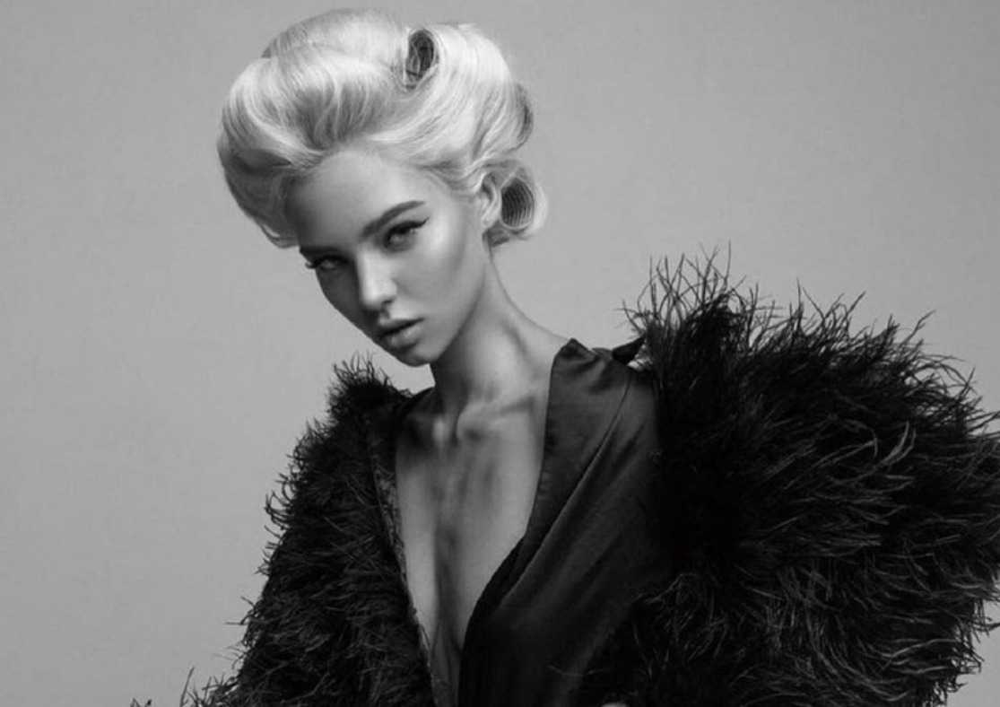 25-летняя российская модель Кафельникова стала звездой модного шоу в Париже