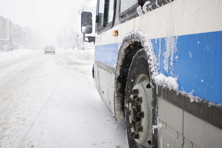 На Сахалине перевозивший 30 строителей автобус застрял на трассе в мороз