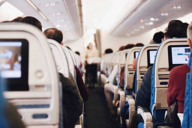 Пассажир с галлюцинациями дважды пытался выйти из летящего в Минводы самолета