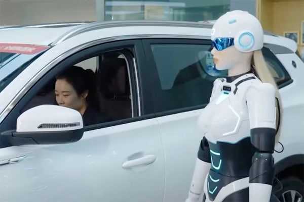 Китайский автопроизводитель Сhery представил своего первого человекоподобного робота