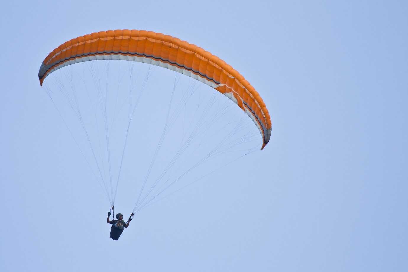 В Анапе десантник спрыгнул с парашютом с 20-этажного дома в День ВДВ